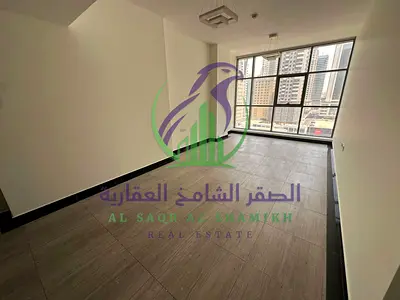 شقة ثلاث غرف وصالة وبلكونة مع باركينغ وجيم ومسبح مجاناً ارضيات باركيه بسعر حصري في الممزر قرب مخرج دبي