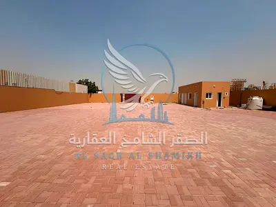 ساحة مفتوحة للإيجار في منطقة الصجعة الصناعية. مساحة الأرض: 10,000 قدم مربع. الكهرباء: 50 كيلوواط. يتوفر مكتب/طاولة عمل، وتضم الساحة دورة مياه.