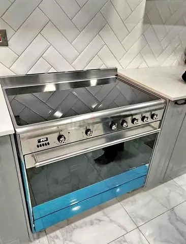 Smeg 90 cm ceramic cooking range 5 hubs electric cooker slightly used new model