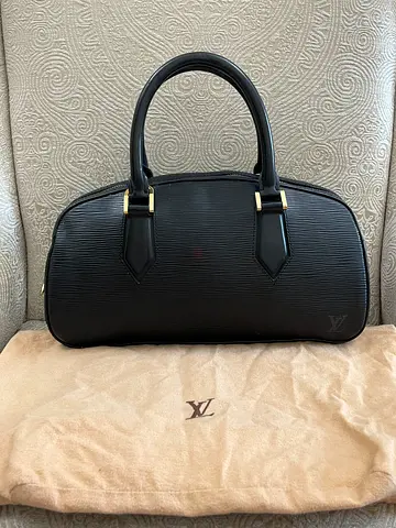 AUTHENTIC LOUIS VUITTON EPI LEATHER JASMIN BAG.