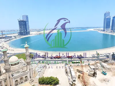 شقة غرفتين وصالة للايجار السنوي إطلالة بحرية على الممزر مع تكييف مجاني وباركينج مجاني وجيم ومسبح وغرفة تخزين وخزائن في الحائط