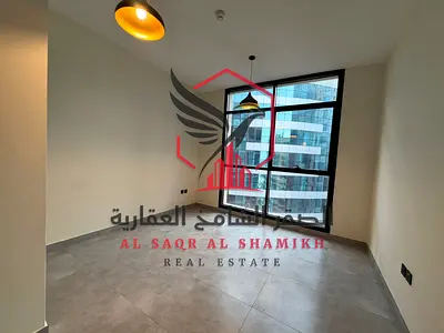 غرفتين وصالة ثاني ساكن بتشطيب فندقي للايجار السنوي بمساحة واسعة مع بلكونة باطلالة مدينة مفتوحة و باركين مجانا و خزائن بالحائط و جميع الغرف ماستر