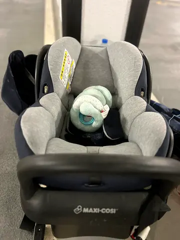 Maxi-Cosi Infant Car Seat (rear-facing) - Good Condition