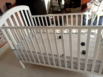 Juniors White Wooden Baby Crib in Good Condition