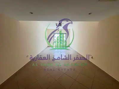 شقة واسعة غرفتين وصالة للإيجار مع تكييف مجاني وبلكونة وإطلالة مفتوحة وخزائن مدمجة بالحائط