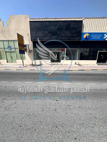 مستودع في الصناعية 4 بالشارقة ومكاتب عرض مجهزة مطلة على الشارع العام مستودع مميز على الشارع العام مباشرة، مناسب للأنشطة الصناعية والتجارية، ويتميز بوا