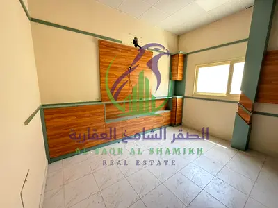 مستودع للايجارالسنوى فى الصناعيه 5  بإمارة الشارقه ميزانين اجمالي المساحه 3500 قدم مربع  مساحه الميزان 35% من مساحه الكليه حمام ومطبخ ومكتب