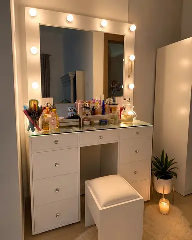 DRESSING TABLE WITH BULBS