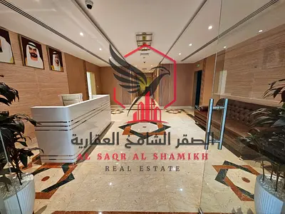 غرفتين وصالة مع بلكونة ومساحات واسعة وشهر مجاني وجيم مجاني داخل سكن عائلي قرب كورنيش المجاز وشارع الملك فيصل ومخرج دبي والمولات