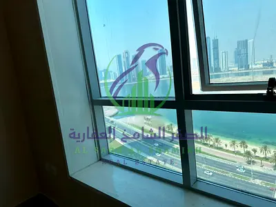 شقة واسعة مكونة من غرفتين  نوم للإيجار تتميز بلكون وإطلالة على البحيرة وموقف باركنجيم ومسبح وتقع في موقع مميز