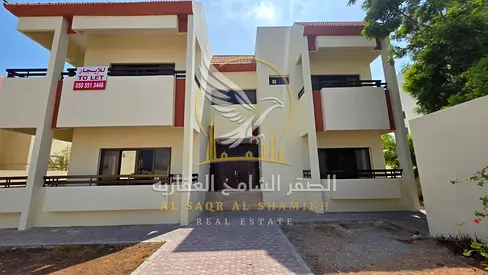 فيلا للايجار على الشارع العام مكونة من طابقين 4 غرف نوم منها غرفتان ماستر 2 صالون مجلس طعام ملحق خارجي بحمام حوش واسع وإجمالي موقع متميز