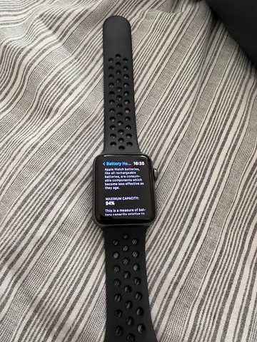 Apple Watch Series 3 Nike Edition (42mm) - 94% Battery Health