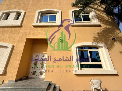 فيلا طابقين مكونة من خمس غرف غرف ماستر متاحة للإيجار تشطيب حديث ستة حمامات موزع كبيرغرفة خادمة موقع مميز