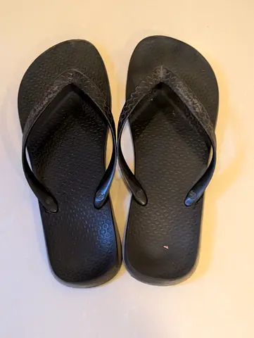 Black unisex flip-flop sandals, gently used
