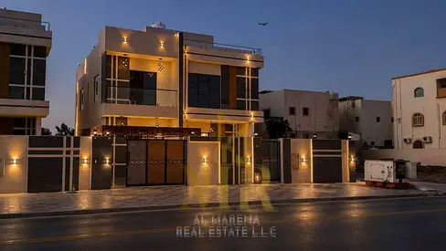 مباشرةً من المالك - 7 غرف نوم رئيسية مع تراس على السطح وملحق خارجي - تشمل الخدمات (الماء والكهرباء والتكييف) - قريبة من المدارس والخدمات والطرق الرئيس