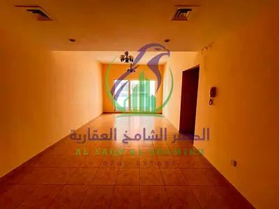 شقة غرفتين وصالة للإيجار السنوي في التعاون بإمارة الشارقة على شارع الوحدة مباشرة مع 15 يومًا مجانًا ستور خزائن بالحائط تكييف مجاني