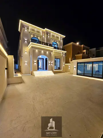 إذا كنت تبحث عن الفخامة، المساحة، والموقع الاستراتيجي، فهذه الفيلا هي خيارك المثالي. تجمع بين الاستخدام السكني والتجاري لتلبي كافة تطلعاتك!