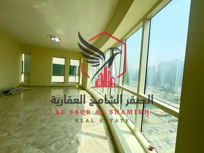 اكبر مساحة ثلاث غرف وصالة باطلالة بانورامية كاملة مع تكيف مجانا و باركين مجانا و جيم ومسبح مجانا و غرفة خادمة بموقع مميز صف اول على الشارع العام