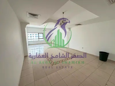 شقة ثلاث غرف وصالة للايجار السنوي مع تكييف مجاني وغرفة تخزين ستور في شارع التعاون الرئيسي بالقرب من دوار التعاون ومساحات واسعة