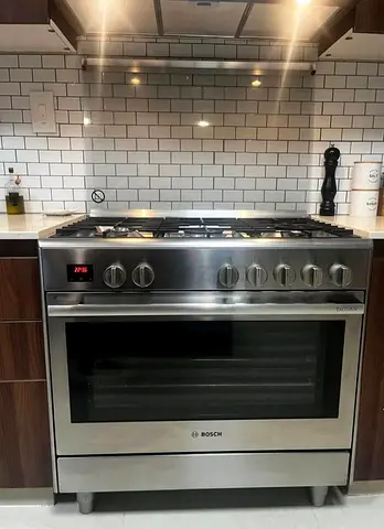 Bosch series 8 cooking range new model top gass oven electric range slightly used