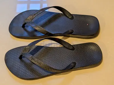 Black unisex flip-flop sandals, gently used