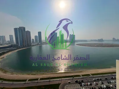 شقة ثلاث غرف وصالة للإيجار السنوي في كورنيش التعاون الشارقة إطلالات بحرية بانورامية غرفة خادمة ماستر مطبخ واسع أربع دفعات