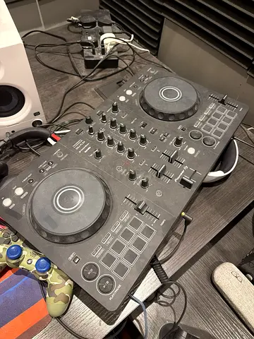 جهاز DDJ-FLX4 مع السماعات و السبيكرات