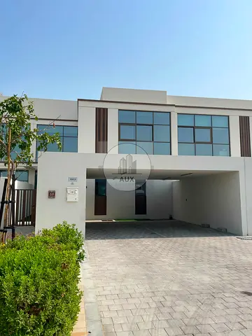 Singel Row l Huge Landscaped Garden l Available Now