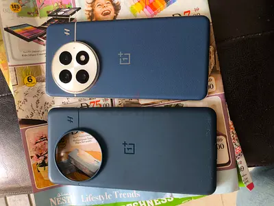 One plus 13 256 gb under warranty very good condition10/10 well maintain 99%battery health with bill