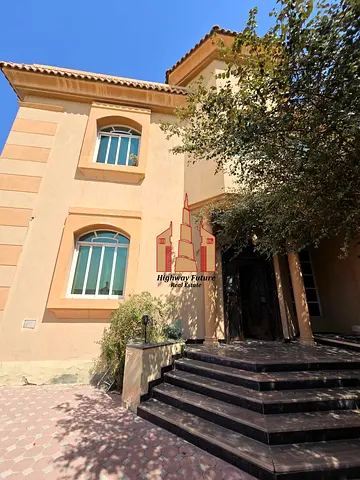 Like new 4 bedroom villa for sale 2.5m wardrobes parking 2 hall Majlis Maid room balcony on road 311
