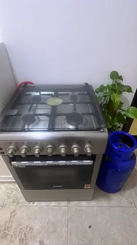 Gas range stove with 4 burner ; used for 6 months & request 500 aed