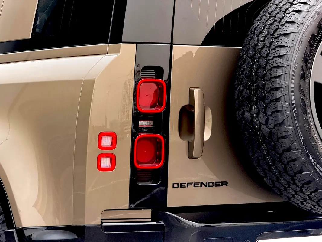 Land Rover Defender 2025