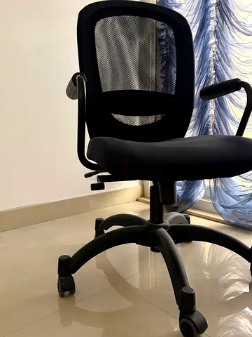Black mesh ergonomic office chair with armrests - good condition