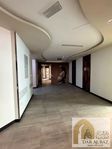**English Translation (about 150 characters):** Annual hospital for rent in Al Majaz 1, Sharjah. Fully equipped with 20 rooms, 8 bathrooms, 8 parking