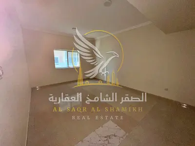 شقة غرفتين وصالة للايجار السنوي في منطقة القاسمية المحطه مساحة واسعة تشطيب حديث موقع متميز اطلالة مفتوحة