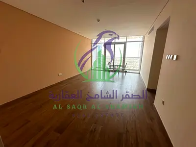 شقة ثلاث غرف وصالة للإيجار السنوي في منطقة التعاون بإمارة الشارقة مع 2 باركينغ مجاني وجيم ومسبح وخزائن بالحائط 2بلكونه اطلاله مفتوحه