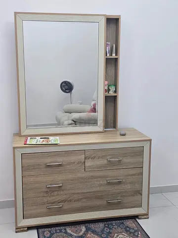 Dressing with chest of drawers