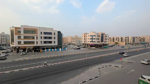 Lavish huge 1bhk apartment available only 35k on street building in muwalia commercial