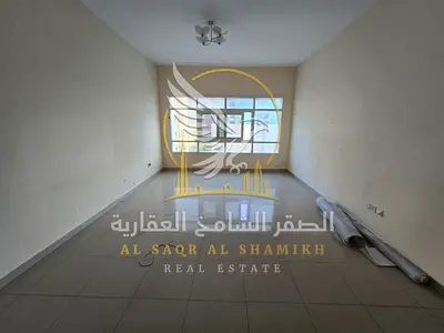 غرفتين وصالة خزائن في الحائط الغرفتين ماستر  تشطيب حديث سوبر ديلوكس ثلاث حمامات اطلالة مفتوحة مطبخ مساحه واسعة بتصميم عصرى موقع مميز بالبوطينة