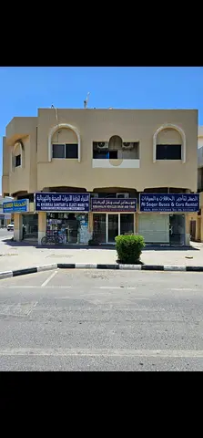 للبيع بناية استثمارية مميزة في منطقة اليرموك – إمارة الشارقة، تقع على زاوية شارع معبد، في موقع حيوي يوفر قيمة استثمارية عالية وإقبالاً مستمراً على الو