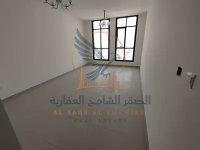 شقه غرفتين وصاله للايجار السنوي مع شهر مجانا وباركن مجانا  في عجمان بمساحه ممتازه وموقع مميز على شارع الاتحاد قريب من فاشون زون ومركز المرجان مع سهولة