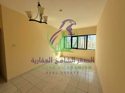 شقةواسعة مكونة من غرفة نوم واحدة للإيجار مع بلكون وتقع في موقع متميز بالقرب من مخرج دبي وقريبة من الخدمات اليومية