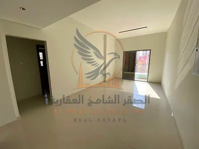 شقة ثلاث غرف وصالة بناية جديدة أول ساكن خزائن ملابس بالحائط تشطيبات راقية مساحات داخلية واسعة إضاءة طبيعية ممتازة