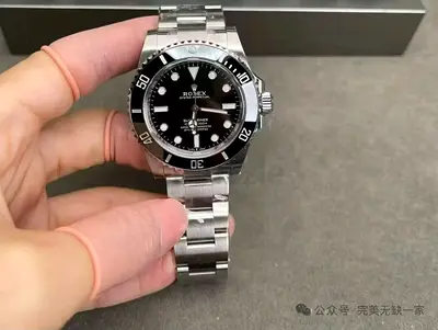 This appears to be a Rolex Submariner No-Date with a black dial and ceramic bezel.Model: Likely a Re