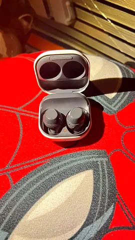 Samsung Galaxy Buds FE White Charging Case with Graphite Earbuds