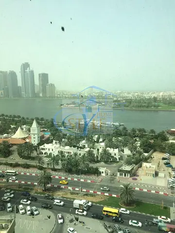 شقة غرفتين نوم للبيع في المجاز 1، موقع مميز، سهولة الوصول مباشرة إلى كورنيش