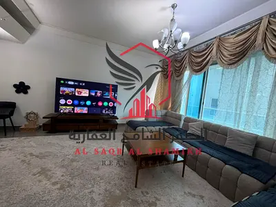 غرفتين وصالة مفروشة بالكامل بفرش فندقي مع بلكونة باطلالة مفتوحة و تكيف مجانا على المالك و باركين مجانا وجيم ومسبح مجانا و الغرف ماستر