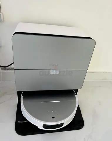 Roborock Saros 10 Robot Vacuum mopping  with Auto-Empty Dock - Good Condition like new