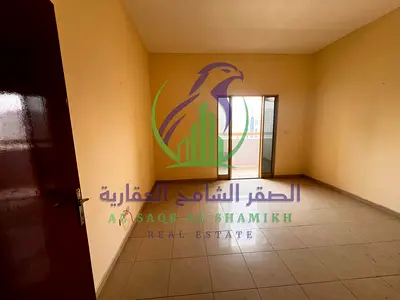 شقة ثلاث غرف وصالة للإيجار السنوي في التعاون بإمارة الشارقة بمساحات واسعة و15 يومًا مجانًا غرفة خادمة ماستر 4 حمامات بلكونة بالغرفة