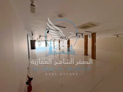 Industrial showroom for rent in Industrial Area 4, directly on a main road. Area: 7,500 sq. ft., modern finishing, offices, bathrooms, kitchen, centra